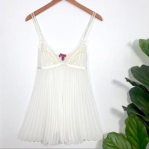 BETTY JOHSON off white pleated lace nigh gown slip